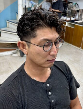 清潔感と色気を両立！大人の無造作パーマスタイル