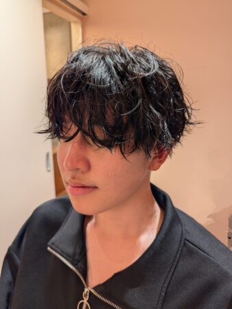 自然な束感を作るシャドウパーマ