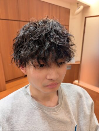 動きと立体感をつくる ツイストスパイラルパーマ メンズ