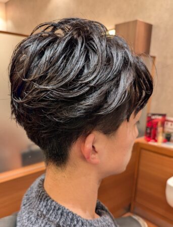 強めフェザーパーマでつくる立体感メンズスタイル