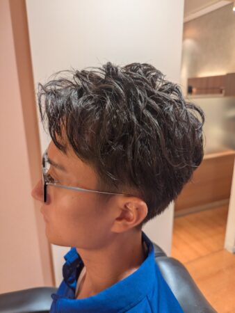 自然な毛流れで清潔感を演出するナチュラルパーマ