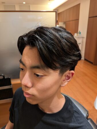 センターパート×ナチュラルパーマでつくる大人の爽やかスタイル