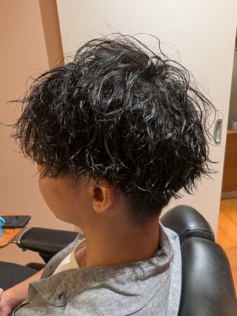 かかりにくい髪質にも強めの波巻きパーマ