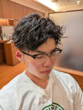 かき上げツイスパで前髪に変化を