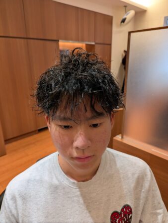短めでも動きを楽しむ波巻きパーマ
