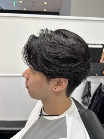 自然な毛流れを作るニュアンスフェザーパーマ