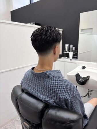 フェード×アイロンパーマで扱いやすい短髪