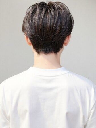 後ろ姿までかっこいい。自然な毛流れメンズスタイル